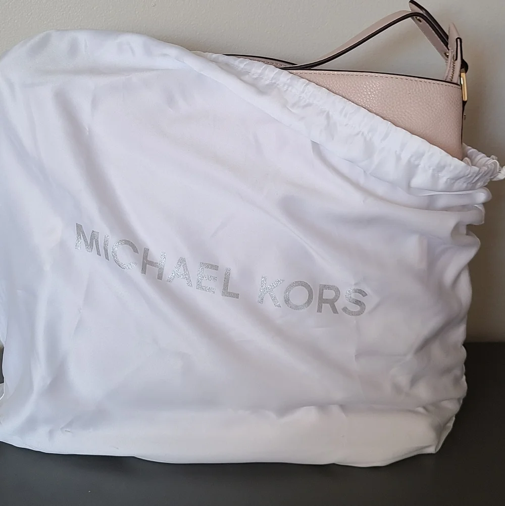Michael Kors Evie large pebbled leather hobo shoulder bag in a soft pink - Picture 4 of 12